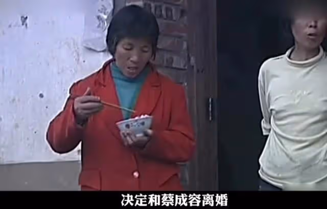 鄉村老漢有兩老婆,同住一屋檐,兩個女人竟都有「合法結婚證」