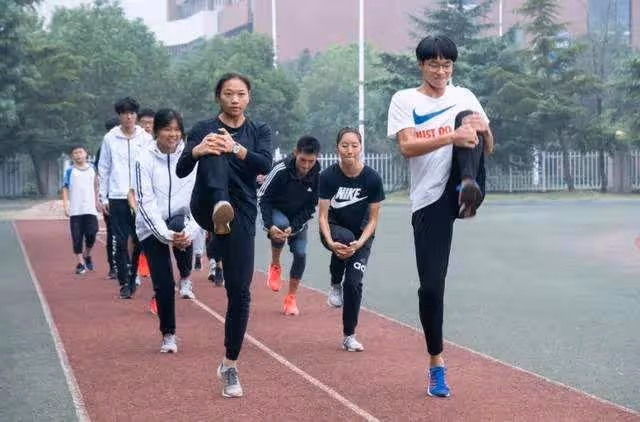 2013年,那個開著6萬噸航母穿越台海的徐玲,現在過得如何