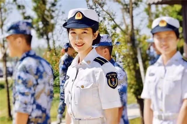 2013年,那個開著6萬噸航母穿越台海的徐玲,現在過得如何