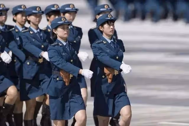 2013年,那個開著6萬噸航母穿越台海的徐玲,現在過得如何