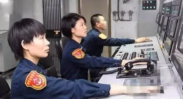 2013年，那個開著6萬噸航母穿越台海的徐玲，現在過得如何