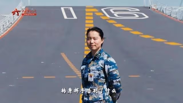 2013年,那個開著6萬噸航母穿越台海的徐玲,現在過得如何