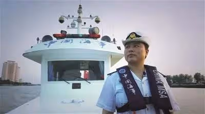 2013年,那個開著6萬噸航母穿越台海的徐玲,現在過得如何