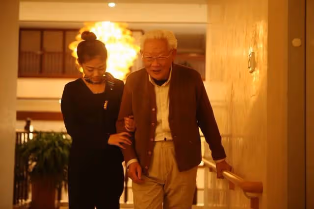 婆婆埋怨兒媳不孝順,伺候她不耐心,兒子:你八十多了還沒有活夠