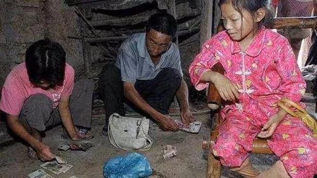 出生就被遺棄的8歲女孩,窮到穿不起襪子,卻在死後救了很多人