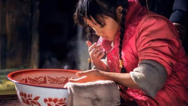出生就被遺棄的8歲女孩,窮到穿不起襪子,卻在死後救了很多人