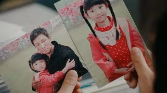出生就被遺棄的8歲女孩,窮到穿不起襪子,卻在死後救了很多人