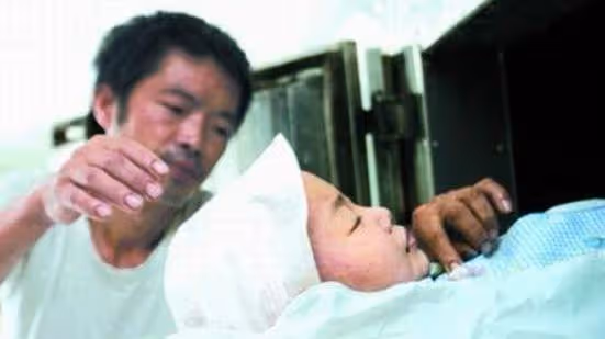 出生就被遺棄的8歲女孩,窮到穿不起襪子,卻在死後救了很多人