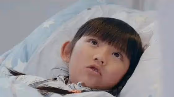 出生就被遺棄的8歲女孩,窮到穿不起襪子,卻在死後救了很多人