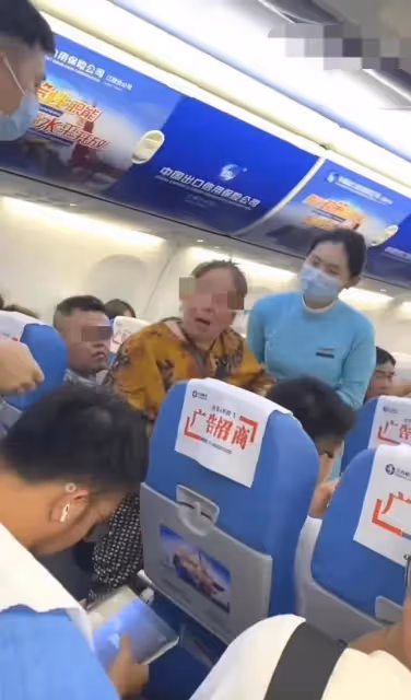 回顧飛機上老太太換位不成罵女子,女子反應絕了,千字文章說後續
