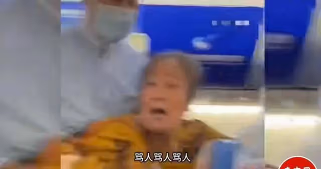 回顧飛機上老太太換位不成罵女子,女子反應絕了,千字文章說後續