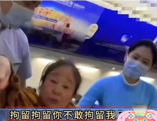 回顧飛機上老太太換位不成罵女子,女子反應絕了,千字文章說後續
