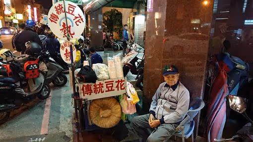台南豆花伯「沒賣光不敢收」!深夜苦撐擺攤:好累... 被起底「阿伯背景超勇」網友揪團全買光