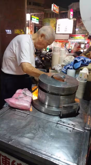 台南豆花伯「沒賣光不敢收」!深夜苦撐擺攤:好累... 被起底「阿伯背景超勇」網友揪團全買光