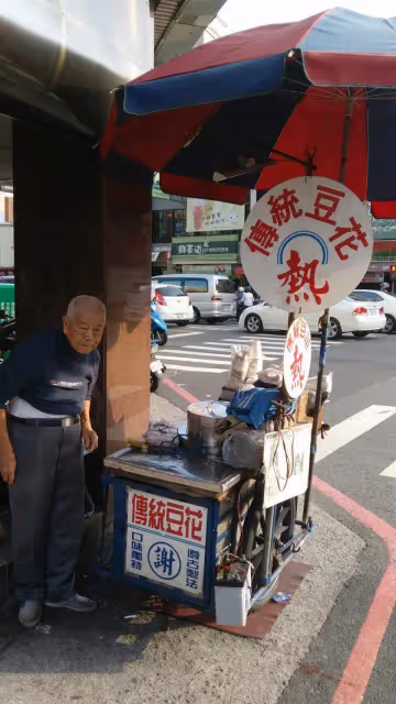 台南豆花伯「沒賣光不敢收」!深夜苦撐擺攤:好累... 被起底「阿伯背景超勇」網友揪團全買光