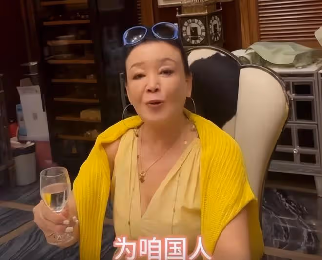 張蘭向小梅說創業經歷,婆媳相互敬酒,一起助力汪小菲做事業