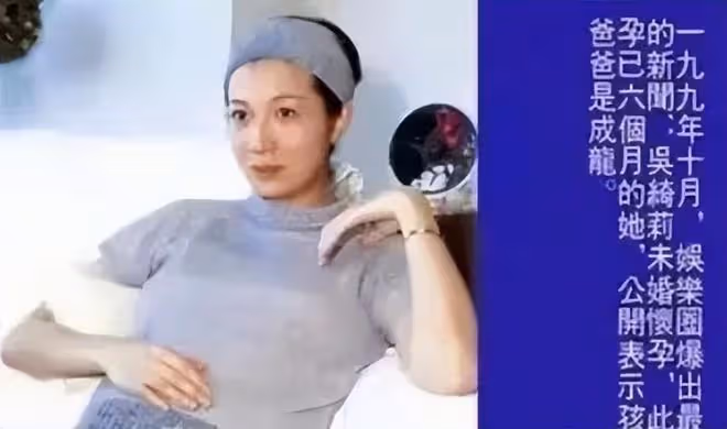1999年吳綺莉懷孕6個月，為小龍女準備嬰兒鞋，頭戴帽巾做孕婦