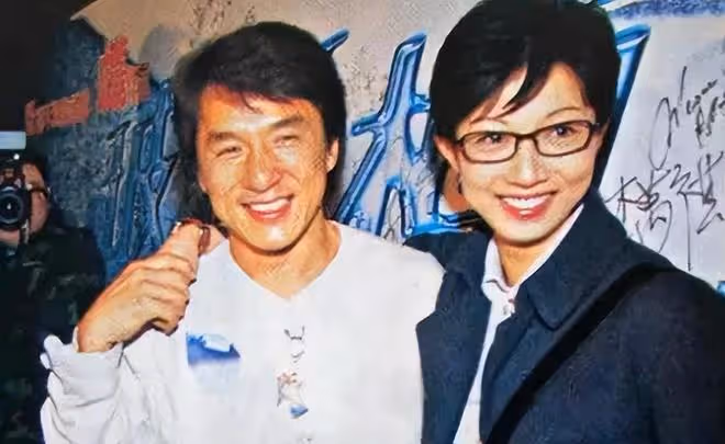 1999年吳綺莉懷孕6個月，為小龍女準備嬰兒鞋，頭戴帽巾做孕婦
