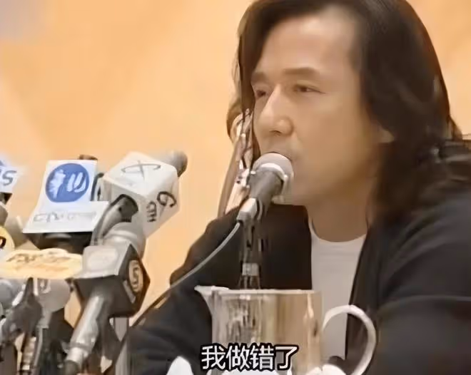 1999年吳綺莉懷孕6個月，為小龍女準備嬰兒鞋，頭戴帽巾做孕婦