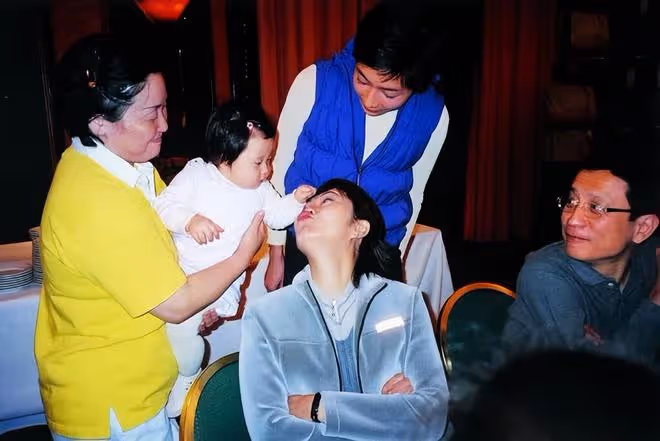 1999年吳綺莉懷孕6個月,為小龍女準備嬰兒鞋,頭戴帽巾做孕婦