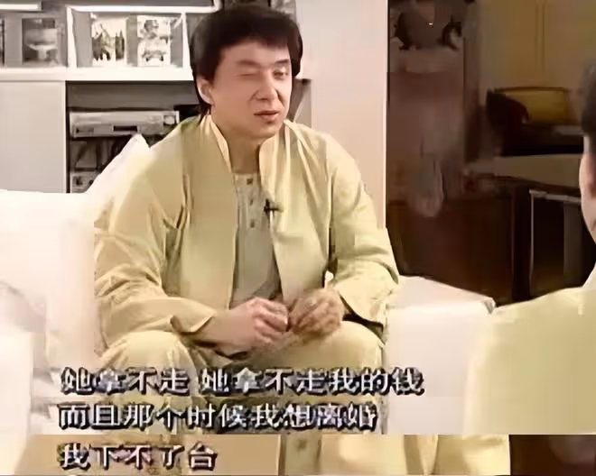 1999年吳綺莉懷孕6個月,為小龍女準備嬰兒鞋,頭戴帽巾做孕婦
