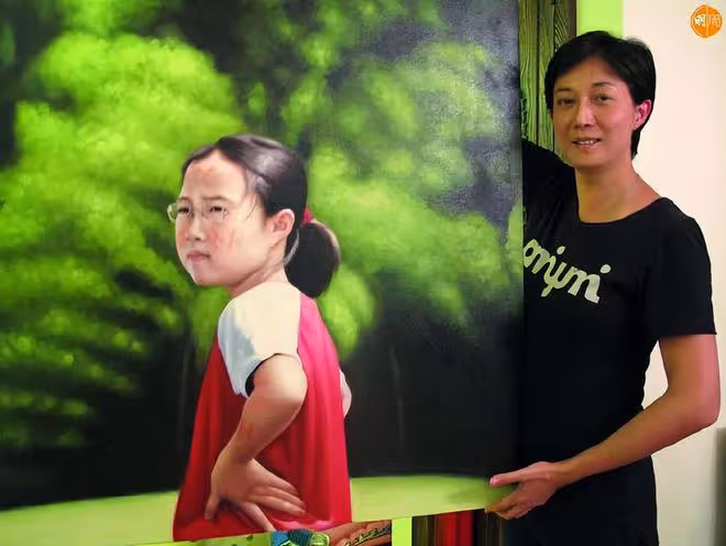 1999年吳綺莉懷孕6個月,為小龍女準備嬰兒鞋,頭戴帽巾做孕婦