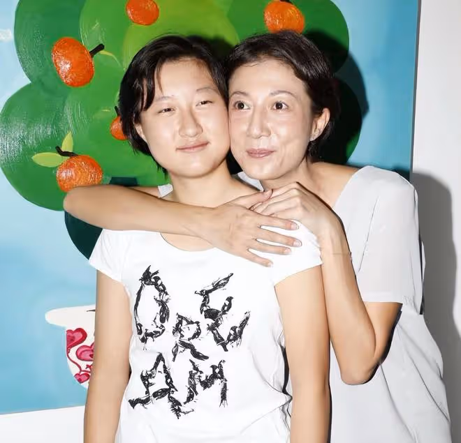 1999年吳綺莉懷孕6個月,為小龍女準備嬰兒鞋,頭戴帽巾做孕婦