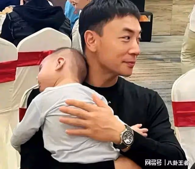 感謝何潔!分手後釋小龍身價過億,抱兒子參加宴席,妻子高挑火辣
