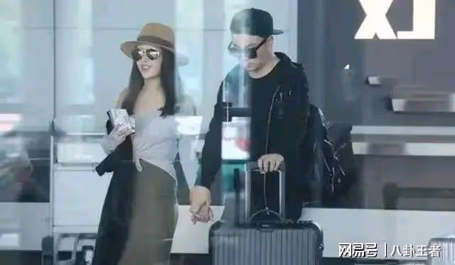 感謝何潔!分手後釋小龍身價過億,抱兒子參加宴席,妻子高挑火辣