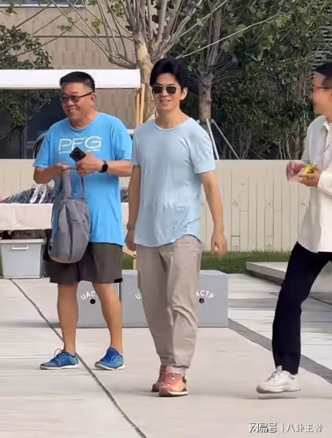 49歲李健喜當爹？孟小蓓半年胖30斤疑懷孕，兩人保持距離零交流