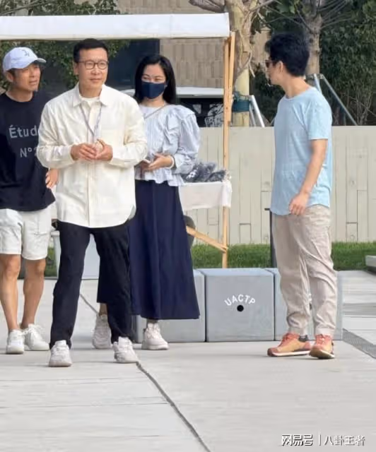 49歲李健喜當爹？孟小蓓半年胖30斤疑懷孕，兩人保持距離零交流