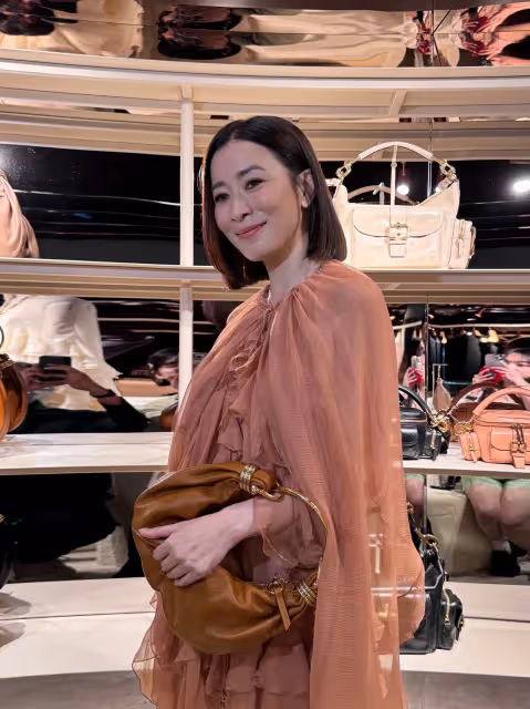 香港直擊｜佘詩曼套Chloé雪紡裙「超接地氣」　懷念台灣鹹酥雞想到吞口水