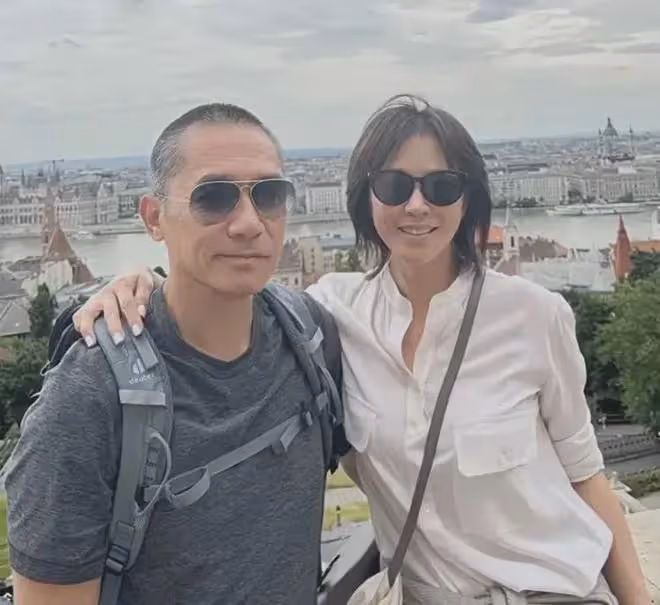 劉嘉玲和老公出國度假，梁朝偉頭髮白了一半，身材幹瘦兩條腿超細