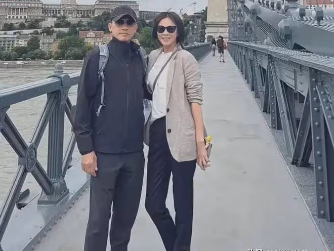 劉嘉玲和老公出國度假，梁朝偉頭髮白了一半，身材幹瘦兩條腿超細
