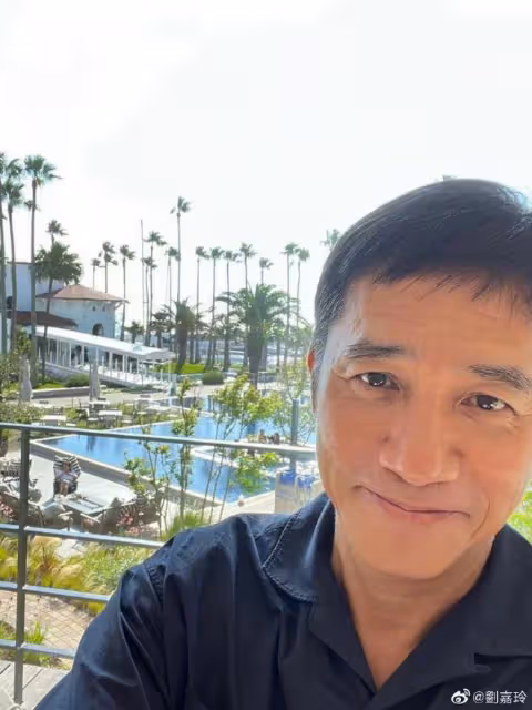 劉嘉玲和老公出國度假，梁朝偉頭髮白了一半，身材幹瘦兩條腿超細
