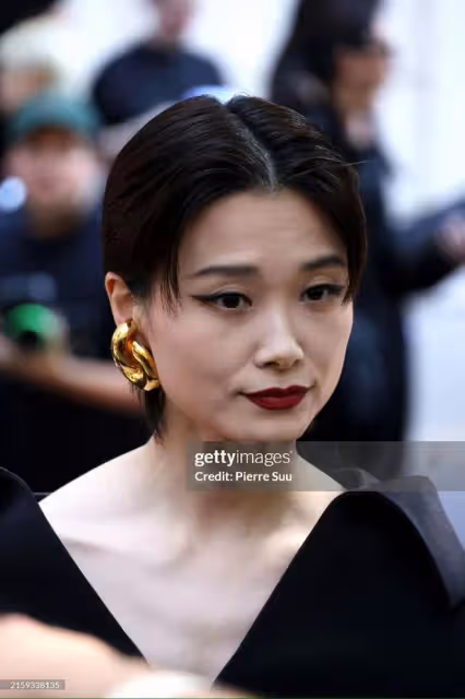 40歲李宇春現身巴黎看秀，頭頂白髮明顯，生圖和精修圖差距太大！