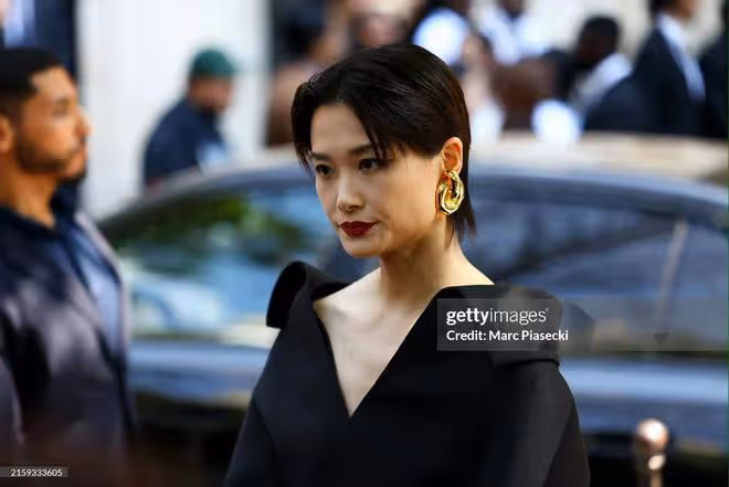40歲李宇春現身巴黎看秀，頭頂白髮明顯，生圖和精修圖差距太大！