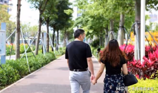 前夫51歲當爸爸,現在他想和我復婚,讓我去當孩子的媽,我很糾結