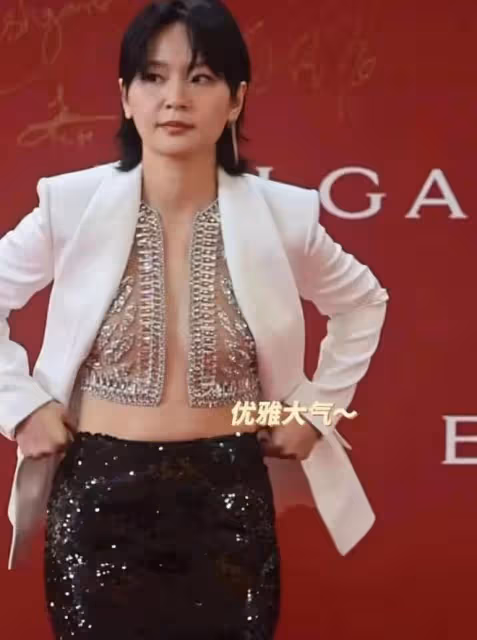勒出贅肉、土到掉渣,2024明星紅毯翻車造型,各有各的尷尬