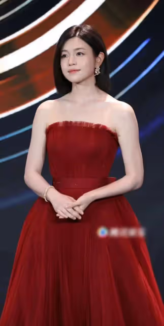 勒出贅肉、土到掉渣,2024明星紅毯翻車造型,各有各的尷尬
