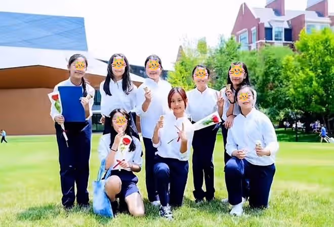 賈乃亮女兒小學畢業,甜馨升級准初中生,不舍同學哭得稀里嘩啦