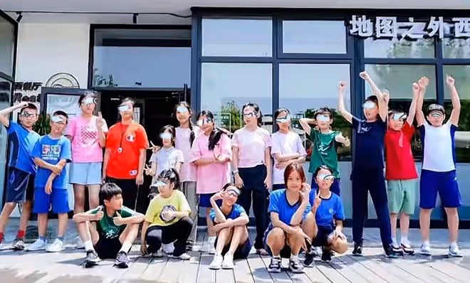 賈乃亮女兒小學畢業,甜馨升級准初中生,不舍同學哭得稀里嘩啦