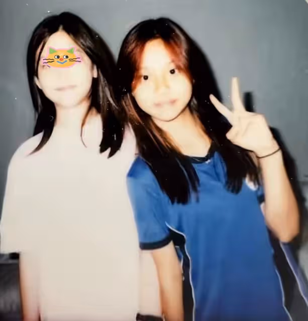 賈乃亮女兒小學畢業,甜馨升級准初中生,不舍同學哭得稀里嘩啦