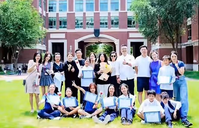 賈乃亮女兒小學畢業,甜馨升級准初中生,不舍同學哭得稀里嘩啦