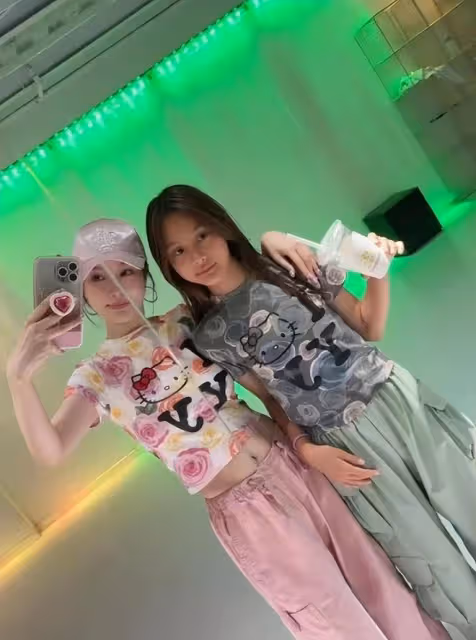 賈乃亮女兒小學畢業,甜馨升級准初中生,不舍同學哭得稀里嘩啦