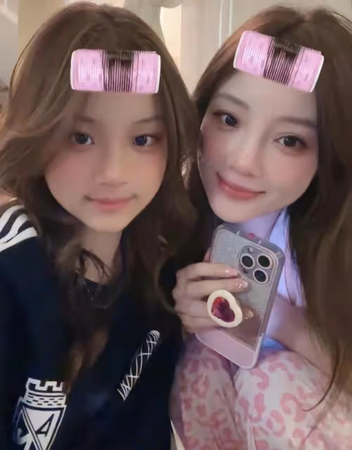 賈乃亮女兒小學畢業,甜馨升級准初中生,不舍同學哭得稀里嘩啦