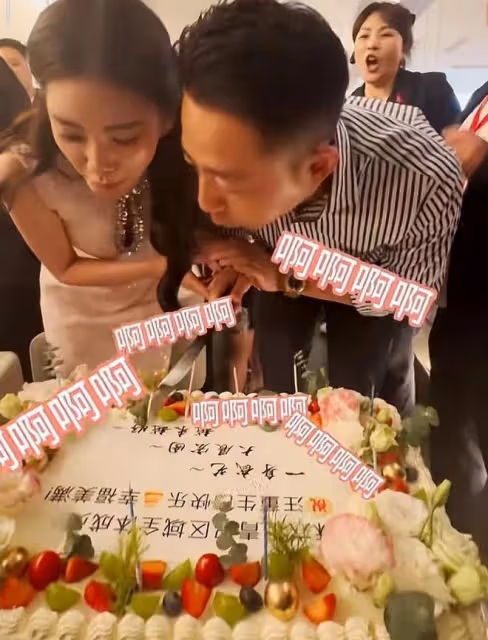 汪小菲43歲生日，與嬌妻一起切蛋糕秀恩愛，馬筱梅投喂婆婆好孝順