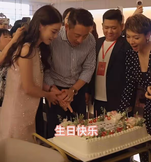 汪小菲43歲生日，與嬌妻一起切蛋糕秀恩愛，馬筱梅投喂婆婆好孝順