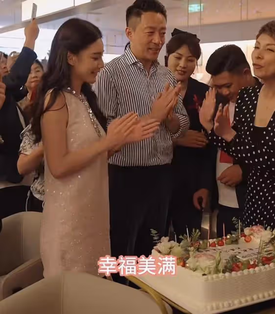 汪小菲43歲生日，與嬌妻一起切蛋糕秀恩愛，馬筱梅投喂婆婆好孝順