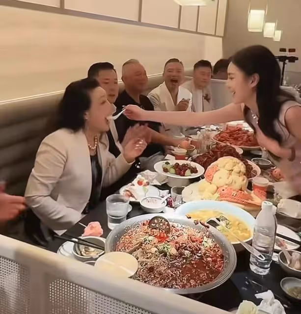 汪小菲43歲生日，與嬌妻一起切蛋糕秀恩愛，馬筱梅投喂婆婆好孝順